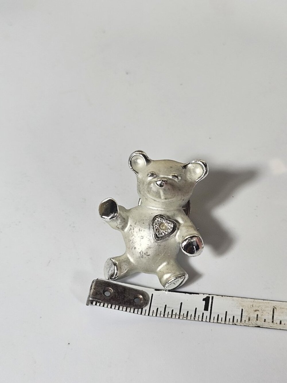 Vintage Signed Gigi Giusti Teddy Bear Pin Brooch Heart Matte Silver Tone - Picture 8 of 8